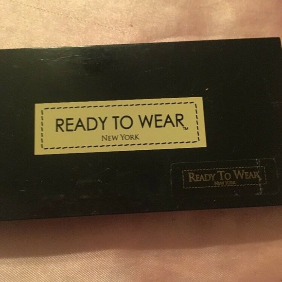 💋💕Ready To Wear NEW YORK Collection Eye Shadow Palette. - Picture 3 of 5